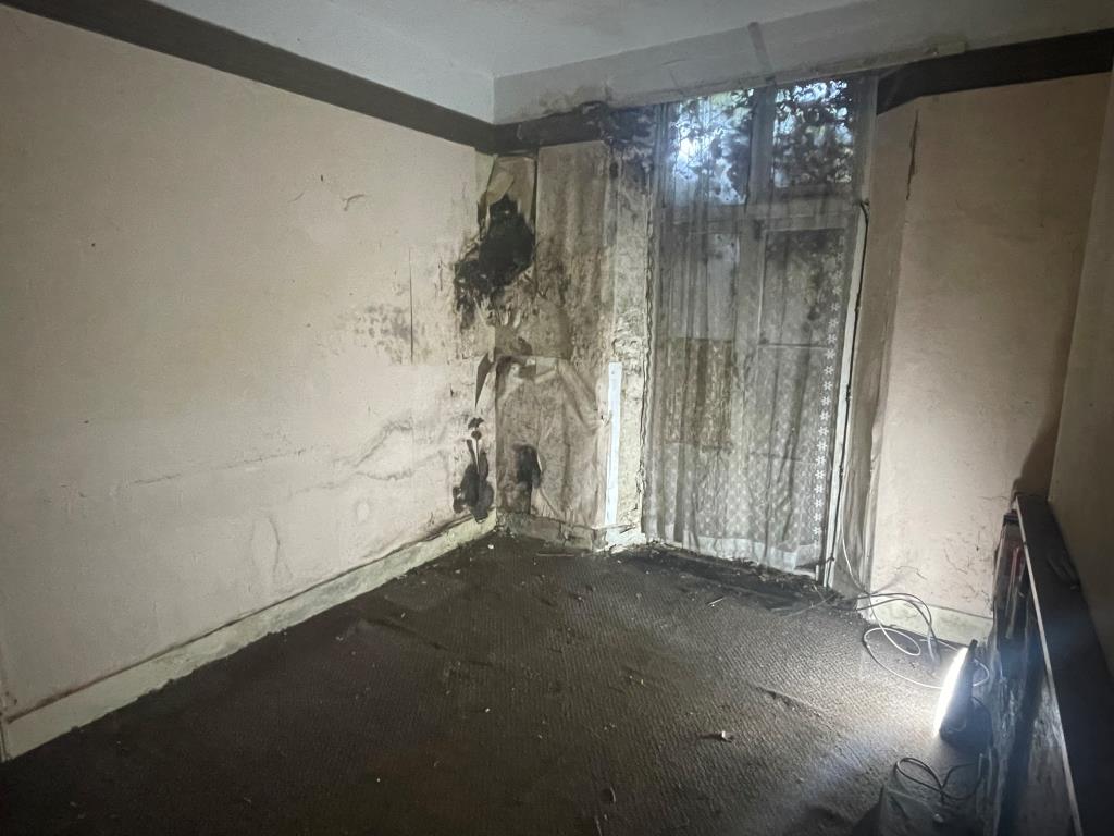 Lot: 40 - TERRACED PROPERTY FOR IMPROVEMENT - Dining room